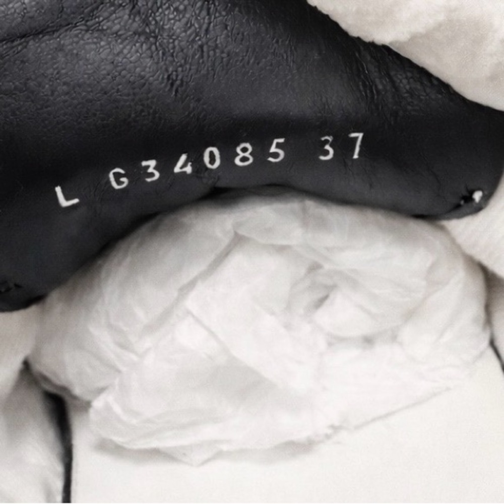 Chanel Leather Sneakers Size: EU 37
Color: White with cream sole
Made in Italy - Picture 7 of 12